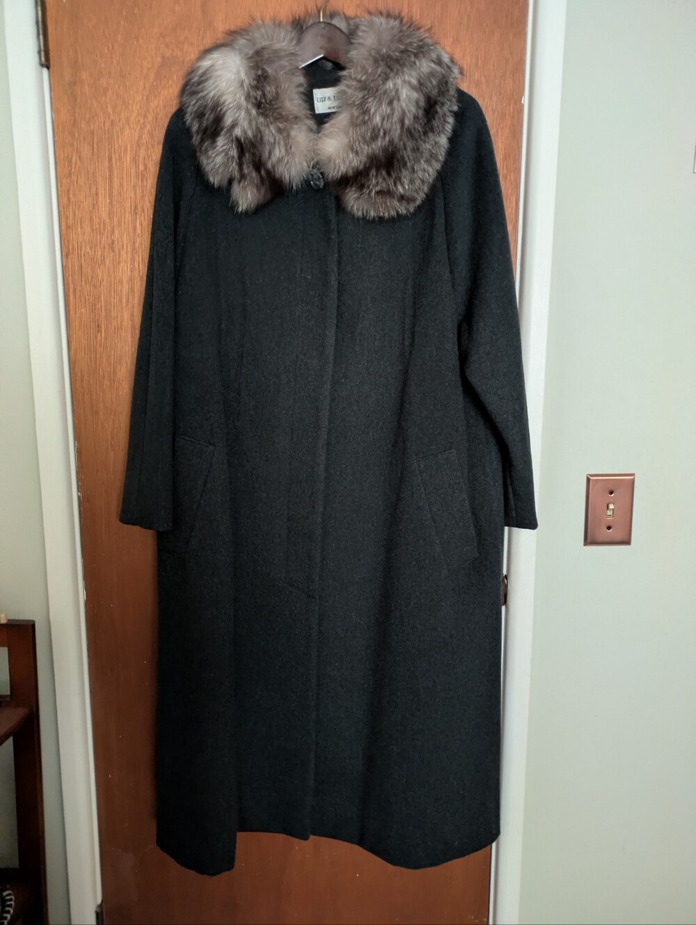 100% Wool Coat. Full Length. Dry Cleaning Done Already. Beautiful Condition.